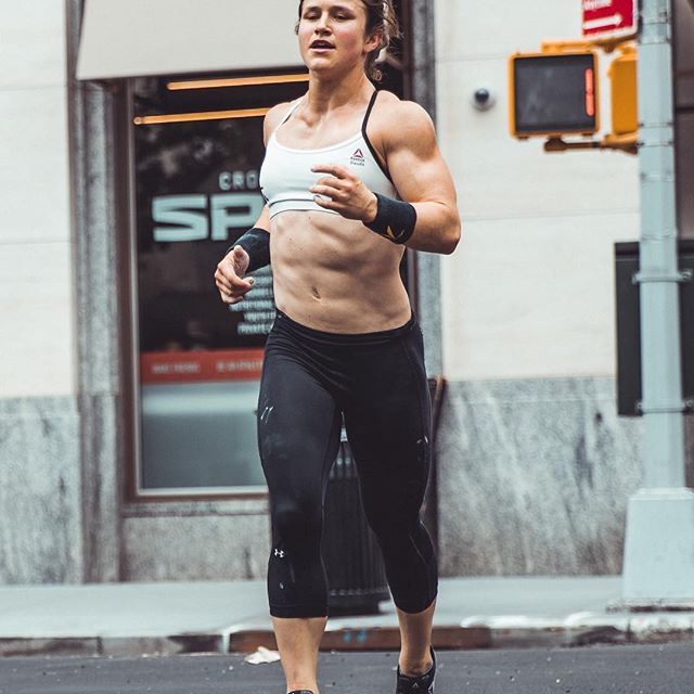 Who's ready to crush some Monday goals? 🙋
Athlete: KBK Champion @karipearcecrossfit
Photographer: @richardveytsman