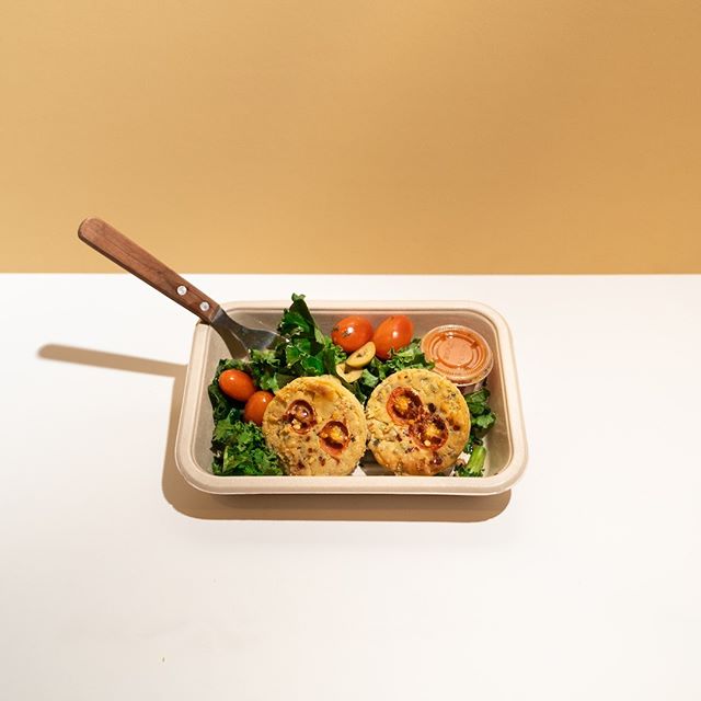 Looking for a delicious on-the-go meal that can also double as a hip Brooklyn brunch option? 🍽 😋
.
Here's one of our favorites - Chickpea Frittatas! These two-bite #vegan frittatas are studded with fresh herbs and roasted vegetables. Paired with savory tomato jam and a Sicilian kale salad, this is everything you need to keep you wide-eyed and satisfied until lunchtime.
.
Don't forget to place your order by midnight for a mid-week delivery! We highly suggested adding this breakfast meal to your cart 🤩